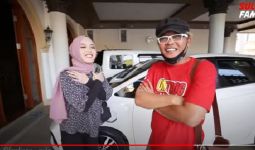 Sambil Memeluk Sule, Putri Delina Semringah Diberi Hadiah Mobil - JPNN.com