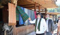 Kunjungi Kampung Bena di Ngada, Gus Jazil: Dunia Wisata Harus Memberi Kesejahteraan Pada Masyarakat - JPNN.com