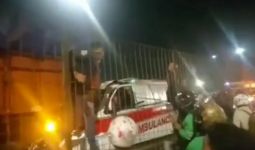 Ambulans Tabrak Truk di Tol Kebon Jeruk, Braak! Sopir Tewas - JPNN.com