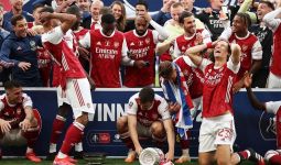 Lihat Reaksi Pemain Arsenal Setelah Trofi Piala FA Jatuh Cerai-berai - JPNN.com