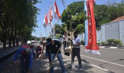 Letkol Laut Herbiyantoko Bersama Anggota Denma Koarmada II Tanam Pohon Tabebuya - JPNN.com