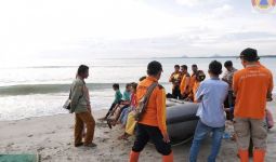 Jasad Nelayan Tenggelam yang Sempat Ditemukan Itu Hilang Lagi Terbawa Arus Laut - JPNN.com