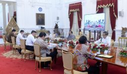 Jokowi dan Sejumlah Menteri Tak Pakai Masker Saat Rapat, Begini Alasan Istana - JPNN.com
