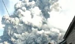 Gunung Sinabung Erupsi Lagi, Empat Kecamatan Tertutup Abu Vulkanik - JPNN.com