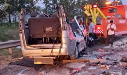 Kecelakaan Maut di Tol Cipali: 8 Orang Meninggal, Kendaraan Sampai Kayak Begini - JPNN.com