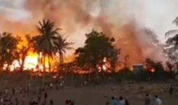 Api dengan Cepat Membakar Puluhan Rumah di Kampung Adat Sumba Barat - JPNN.com