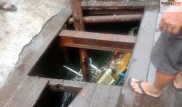 Banjir, Becak Motor Nyemplung ke Parit, Penumpang Hanyut Terbawa Arus - JPNN.com