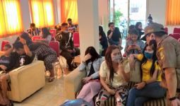 Tiga Pasangan di Dalam Kontrakan, Ada yang Kabur Habis Begituan, Sudah Enak - JPNN.com