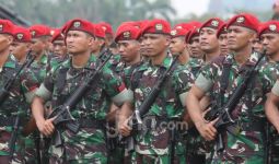 Menurut Bang Ray, Tak Elok Ada Pasukan TNI di Bawah Komando Polisi - JPNN.com