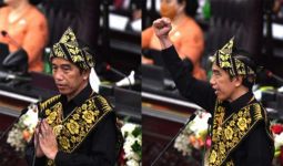 Putra NTT Terharu Melihat Presiden Jokowi Pakai Baju Adat Sabu - JPNN.com