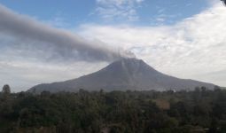Gunung Sinabung Masih Muntahkan Debu Vulkanik Setinggi 400 Meter - JPNN.com