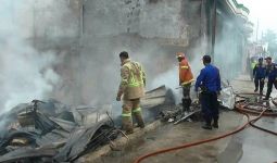 Terdengar Ledakan dari Gudang Limbah yang Terbakar di Bekasi - JPNN.com