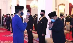 Presiden Menganugerahi Tanda Kehormatan Bintang Jasa Utama Kepada Ahmad Basarah - JPNN.com