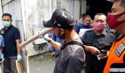 Detik-detik Teror Sasar Rumah Bupati Kediri, Terekam CCTV, Ada Tulisan dengan Tinta Merah - JPNN.com