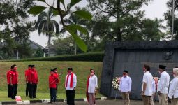 Saraswati Tabur Bunga di TMP Taruna, Kenang Jasa Sang Kakek Berjuang Lawan Penjajahan - JPNN.com