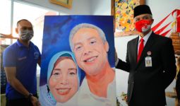 Narapidana itu Beri Lukisan Mesra untuk Pak Ganjar dan Siti Atikoh - JPNN.com