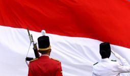Pimpin Upacara Penurunan Dwiwarna, Presiden Jokowi Pakai Jas - JPNN.com