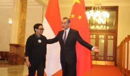 Sambangi Wang Yi, Menlu Retno Minta China Dukung Ide Indonesia Ini - JPNN.com
