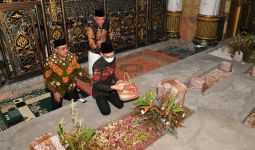 Gus Jazil Ziarah ke Makam Para Wali dan Raja Madura - JPNN.com