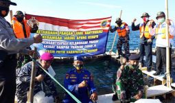 Tebar Benih Ikan Kerapu, Lanal Banyuwangi Antisipasi Kelangkaan Pangan Akibat Pandemi Covid-19 - JPNN.com