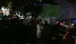Garis Polisi di TKP Pembunuhan Satu Keluarga Dibuka, Mendadak Ada yang Histeris Saat Masuk Rumah - JPNN.com