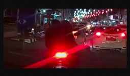 Sejoli Ciuman di Atas Sepeda Motor yang Tengah Melaju, Videonya Viral, Berakhir Memalukan - JPNN.com