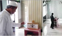 Lihat Aksi Pria Berjaket Masuk Masjid, Langsung Beraksi, Hanya Dua Menit - JPNN.com