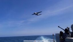 Sigap! Kapal Perang TNI AL Arahkan Senjata Anti-Udara ke Pesawat Musuh - JPNN.com