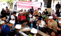 Kiai Mas Mansyur dan Santri At Tauhid Doakan Eri Cahyadi di Depan Makam Bung Karno - JPNN.com