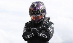 Mengharukan, Lewis Hamilton Persembahkan Pole Untuk Chadwick Boseman - JPNN.com