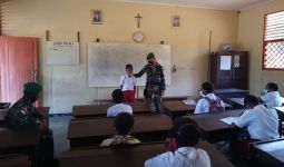 Prajurit TNI Yonif 125 Mengabdikan Diri Jadi Tenaga Pendidik di Perbatasan - JPNN.com