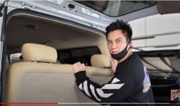 Baim Wong Tambah Koleksi Mobil, Kabinnya Luas Banget - JPNN.com