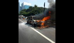 Mobil Mewah Terbakar Hebat di Tol MT Haryono, Nih Kondisinya - JPNN.com