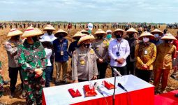 Jenderal Bintang Tiga Turun ke Lapangan, Ikut Tanam Jagung di Lahan 350 Hektare - JPNN.com