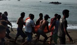 Ada Benda Mengapung di Pantai Karanghawu, Ternyata, Warga Langsung Lapor Polisi - JPNN.com