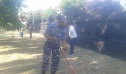 Cegah Covid-19, Prajurit Satfib Koarmada II Bersihkan Rumah Ibadah - JPNN.com
