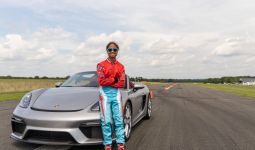 Mantap! Geber Porsche 718 Boxster, Gadis 16 Tahun Ini Pecahkan Rekor Slalom - JPNN.com