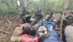 Peduli Sesama, Personel Satgas Yonif 125 Membantu Proses Persalinan Warga Papua - JPNN.com