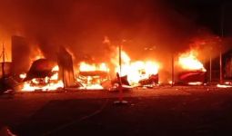 Kebakaran di Cakung: 5 Rumah, Bengkel, Kontrakan, 9 Mobil Gosong - JPNN.com