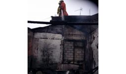 Korsleting Listrik, Dua Rumah di Cibubur Ludes Terbakar, 40 Personel Damkar Dikerahkan - JPNN.com