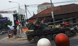 Waduh! Tank TNI AD Tabrak 4 Motor dan 1 Gerobak Tahu - JPNN.com