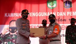 Pemkot dan Polres Jakut Bagikan Ribuan Masker ke Masyarakat - JPNN.com