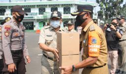 PSBB Diperketat, Pemkot Jaksel Bagikan Ribuan Masker untuk Warga - JPNN.com