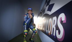 Lihat Detik-Detik Joan Mir Mempermalukan Valentino Rossi - JPNN.com