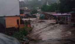 Astaga! 12 Rumah Hanyut Disapu Banjir Dahsyat - JPNN.com