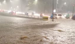 Jakarta Diguyur Hujan Lebat, Ini Daftar Jalan-Jalan yang Terendam Banjir - JPNN.com