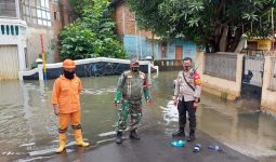 Banjir di Jatinegara Mulai Surut, Warga Bersih-bersih Rumah - JPNN.com