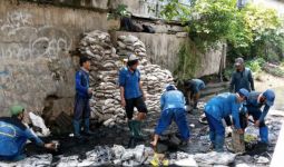 Jakarta Banjir Lagi, 985 Anak Buah Anies Baswedan Bersihkan Saluran Air - JPNN.com