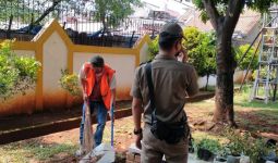 Tujuh Orang Pelanggar PSBB di Duren Sawit Dihukum Bersihkan Lingkungan - JPNN.com