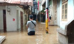 Pagi-pagi Warga Kebon Pala Jaktim Disambut Banjir - JPNN.com